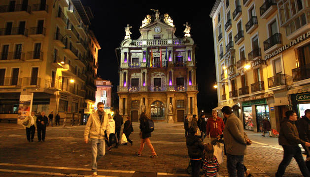 D&iacute;a Internacional de la Infancia el Ayuntamiento de Pamplona se ilumina de color azul
