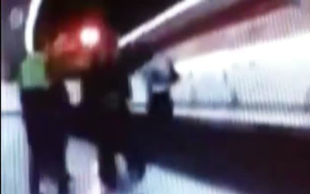 Fallece un policía tras ser arrastrado a las vías del metro por un delincuente