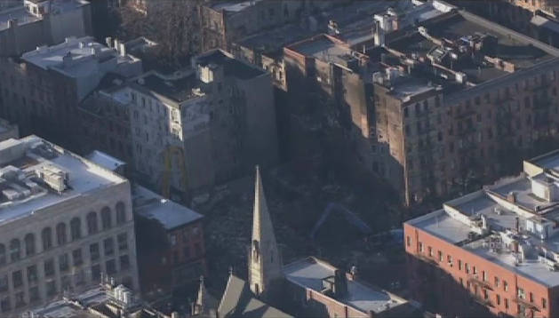 Dos cuerpos entre los escombros de la explosión del edificio en Nueva York