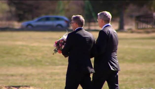 Los presidentes de Lufthansa y Germanwings depositan flores en el monolito a las víctimas