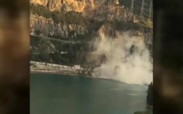 Se desprende parte de una montaña sobre la central