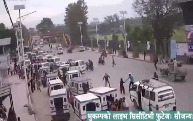 Nuevas imágenes del momento en que la tierra tembló en Nepal