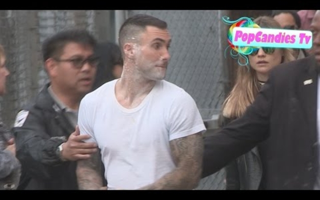 Arrojan azúcar a Adam Levine