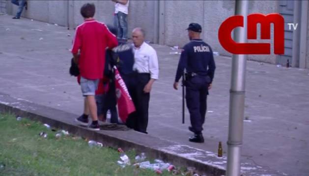 La policía portuguesa propina una paliza a un hincha del Benfica