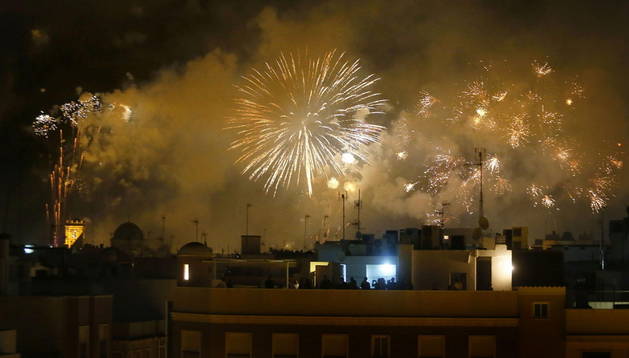 Más de 63.000 cohetes iluminan el cielo de Elche