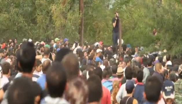 Duros enfrentamientos entre la policía de Macedonia y los inmigrantes
