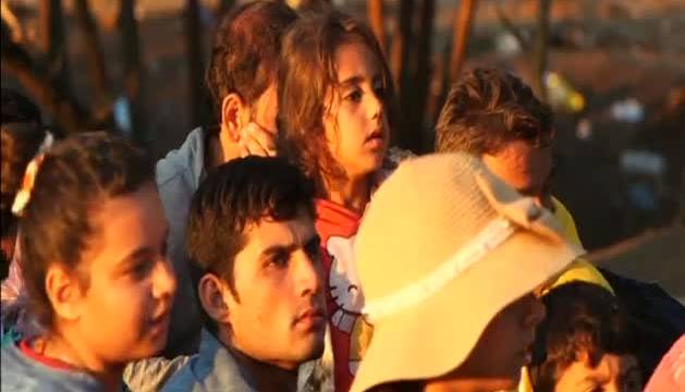 Cientos de personas traspasan la frontera entre Grecia y Macedonia