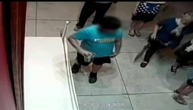 El accidente fue recogido por cámaras del museo