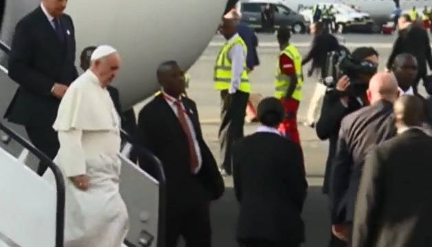 El papa inicia su primer viaje a Africa