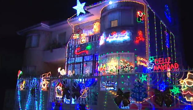 Una casa de cuento que se enciende con la Navidad