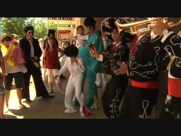 Histórico desfile de 'Elvis' en la localidad australiana de Parkes
