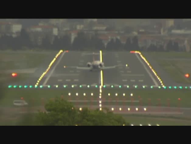 Maniobras con viento en el aeropuerto de Bilbao