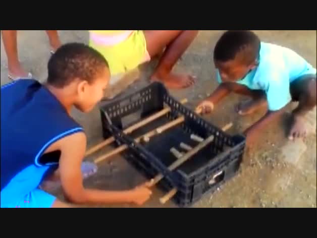 Un futbolín reciclado emociona a internet