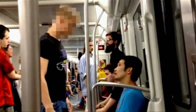 Agresión de un menor a un joven asiático en el metro de Barcelona