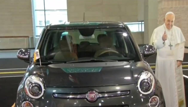 El Fiat 500L que utilizó el papa Francisco sale a subasta