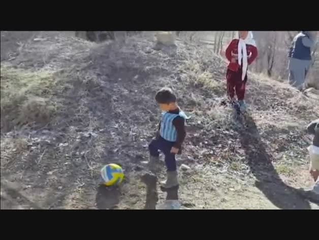 Murtaza Ahmadi, el niño afgano que utiliza una camiseta de plástico de Messi