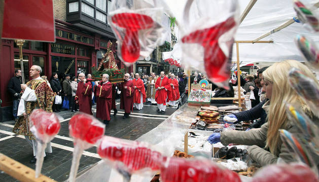 La procesiÃ³n de San Blas pasa ante el tradicional mercadillo de roscos y dulces.