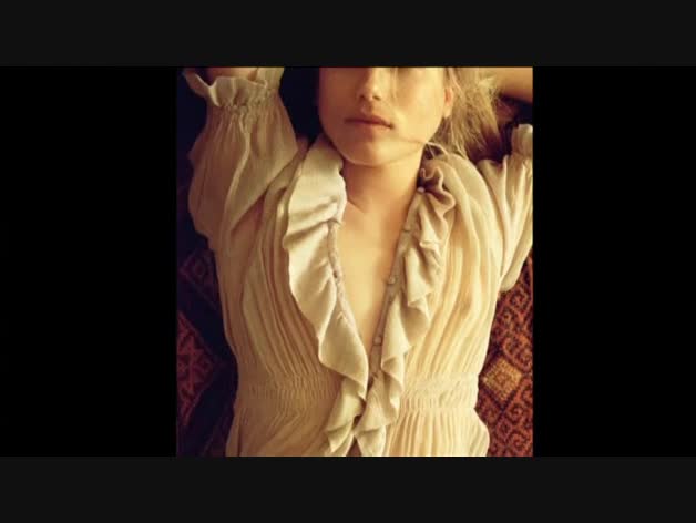 Playboy presenta edición sin desnudos con modelo haciéndose un selfie
