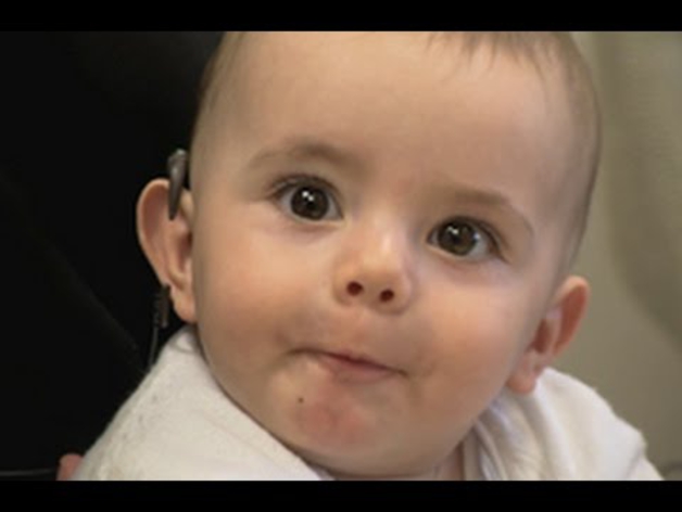 Sira, de 8 meses, oye por primera vez la voz de su madre