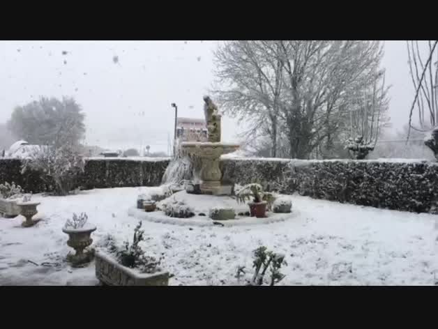 La nieve cae en la fuente La Ventera de la Venta de Udabe