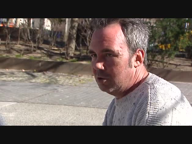 La policía busca a dos jóvenes que intentaron quemar a un hombre en un parque