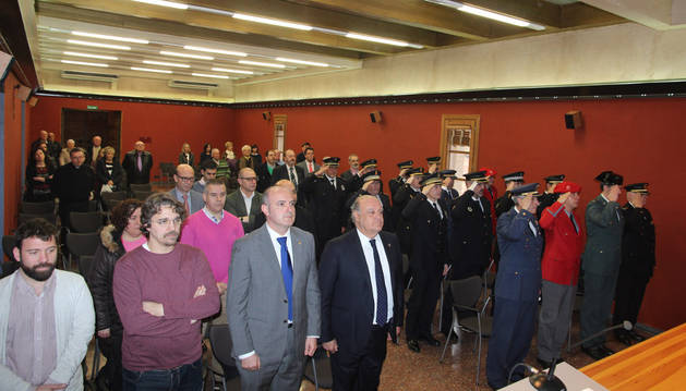 Asistentes al acto oficial de la Policía Local de Tudela que se celebró en el palacio Decanal.