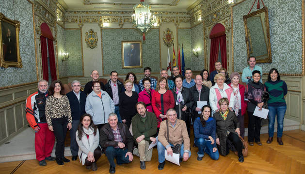Representantes de los colectivos que firmaron ayer en el ayuntamiento el convenio para el uso de los centros cívicos.