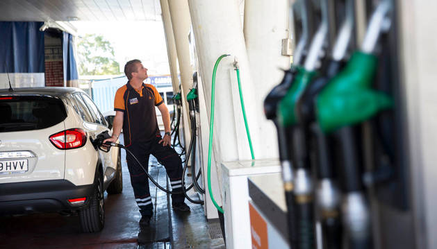 Llenar el depósito con gasóleo cuesta 8,47 euros menos que en la Semana Santa de 2015