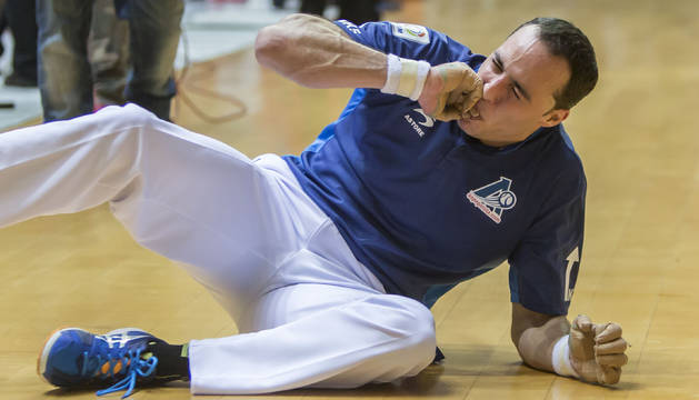 El gesto de dolor de Juan Martínez de Irujo nada más recibir el impacto de la pelota habla por sí mismo. A la izquierda, la radiografía que le precticaron en la Clínica San Miguel, con la fractura.