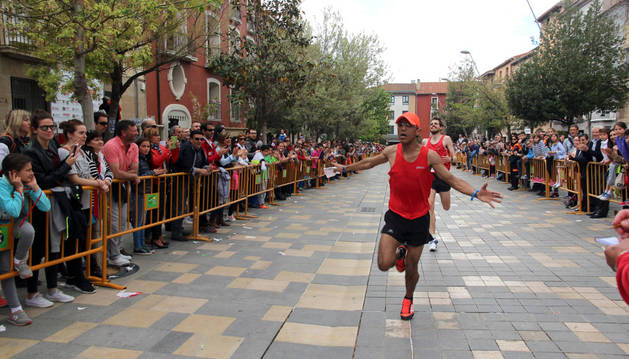 El atleta Hicham Hafidi entra en la meta instalada en la calle Herrerías de Tudela. Tras él, Luis Clausín, segundo clasificado de la prueba.