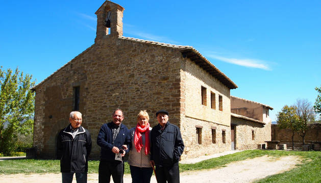Posan ante la ermita Silverio Lorenzo Vázquez (vocal junta Horizonte), Francisco Baigorri Aznárez (presidente), Matilde Lacasa Puyada (expresidenta) y Jesús Rocafort Sancho (uno de los voluntarios de la restauración).