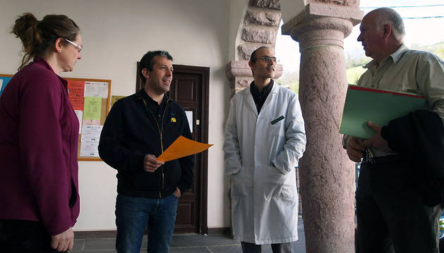 Mayi Echegaray Artajo, Fernando Alzón Aldave (alcalde), David García Navarro (farmacéutico) y Salvador Bidegain Ibarra, comentando en el zaguán del Ayuntamiento los últimos cortes de luz.