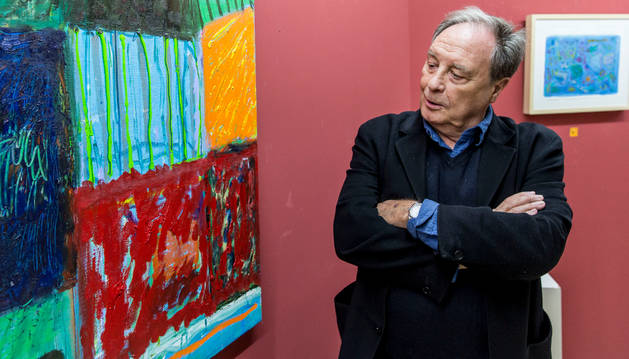 El pintor, periodista y escritor Vicente Verdú posa ante uno de las veinte obras que forman la exposición “El silencio del color” en la Galería Conde Rodezno.
