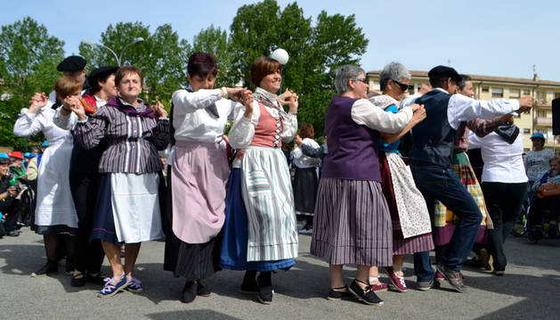El taller de danza popular de Tierra Estella actuó durante el homenaje, celebrado en el centro San Jerónimo.