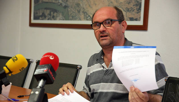 José Ignacio Martínez muestra una documentación durante la rueda de prensa que ofreció ayer.