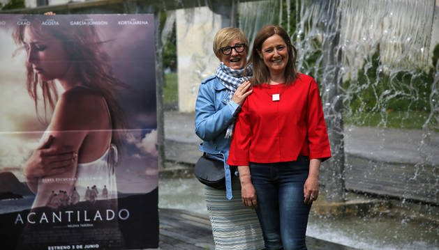 La directora Helena Taberna (izquierda) y la actriz Maiken Beitia, ayer, en la plaza Yamaguchi de Pamplona.