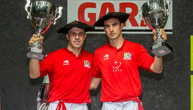Mikel Urrutikoetxea jugó el Parejas con Aimar Olaizola como zaguero, y consiguieron llevarse el título después de que Juan Martínez de Irujo se lesionase en la derecha y no pudiera terminar el partido.