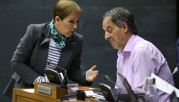 Uxue Barkos y Adolfo Araiz, hablando en el Parlamento, en una sesión plenaria.