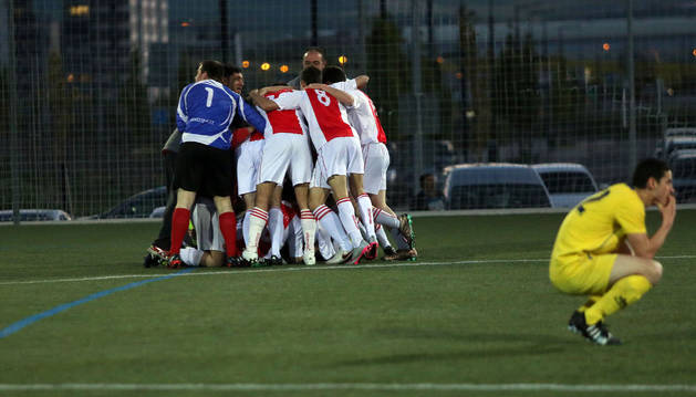 Los jugadores del Doneztebe celebran su título de liga ante Lezkairu en Primera Regional.