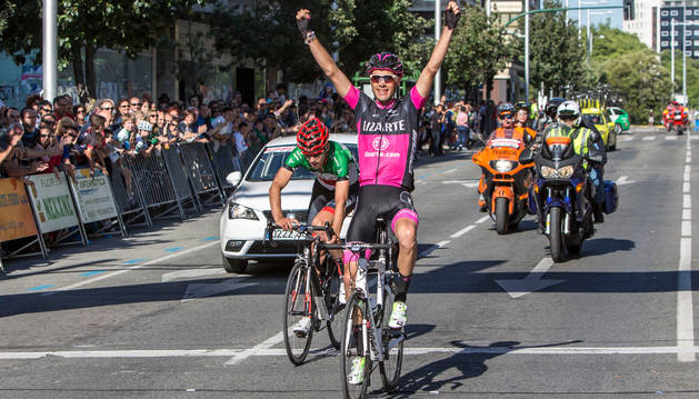 Arcas celebra la victoria de etapa final de la Vuelta a Navarra del año pasado, Iturria ganó la general.