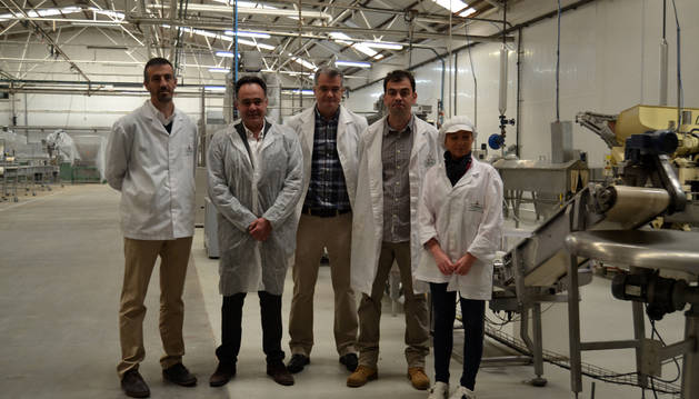 El equipo que ha puesto en marcha el proyecto de verduras al dente ante la nueva línea de producción