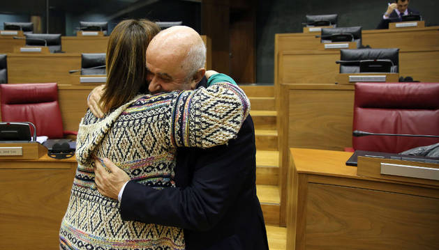 La presidenta del Parlamento, Ainhoa Aznárez, abraza al consejero de Educación, José Luis Mendoza, a su llegada ayer al pleno.