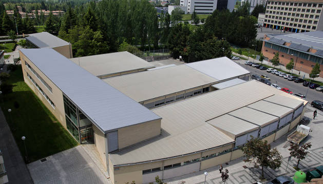 El colegio Andrés Muñoz Garde, en el barrio de Iturrama. A la derecha, el colegio Larraona.