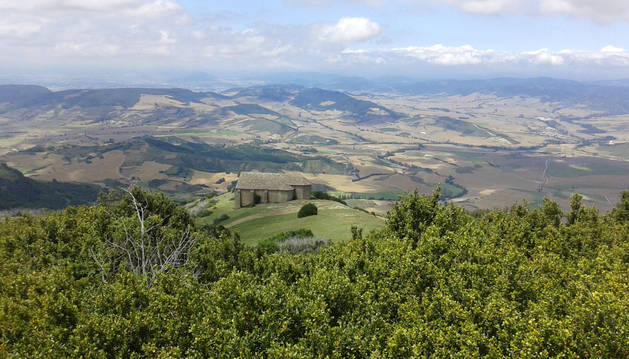 La ermita de San Miguel, a 1.230 m de altitud sobre los 1.361 de la Peña Izaga, ocupa un mirador inmejorable de los valles del entorno.