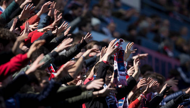 Los aficionados de Osasuna apoyan a su equipo en un partido disputado recientemente en el estadio de El Sadar.