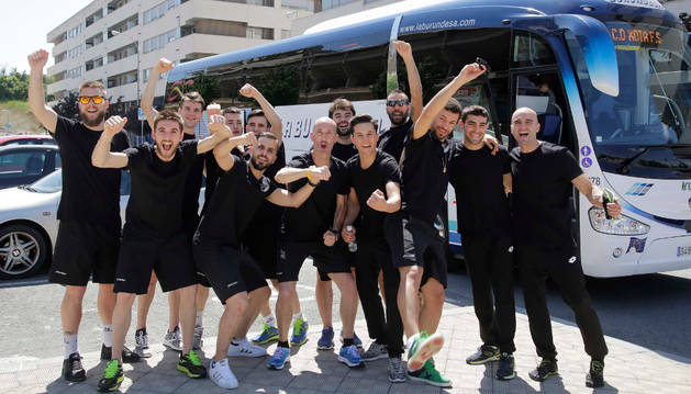 Los jugadores del Magna Xota, junto a sus fisioterapeutas Adonai Pérez y Luis Pelluz (dcha), ayer antes de la salida del autobús que les llevó a Barcelona.