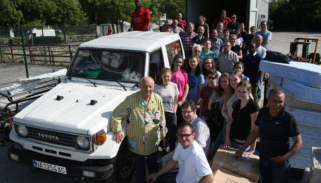 Los voluntarios que cargaron ayer el contenedor para la India. El envío incluía el todoterreno Toyota que aparece en la imagen.