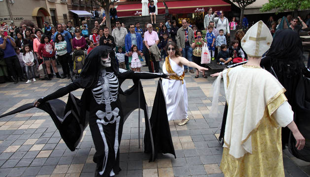 Tudela baila al son de su desfile barroco