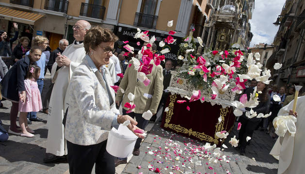 El Corpus acaba con una estela de flores gracias a los ciudadanos
