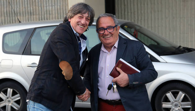 Apretón de manos entre Enrique Martín Monreal y Luis Sabalza, ayer en El Sadar a las 21.15, antes de iniciar su encuentro para tratar la renovación.